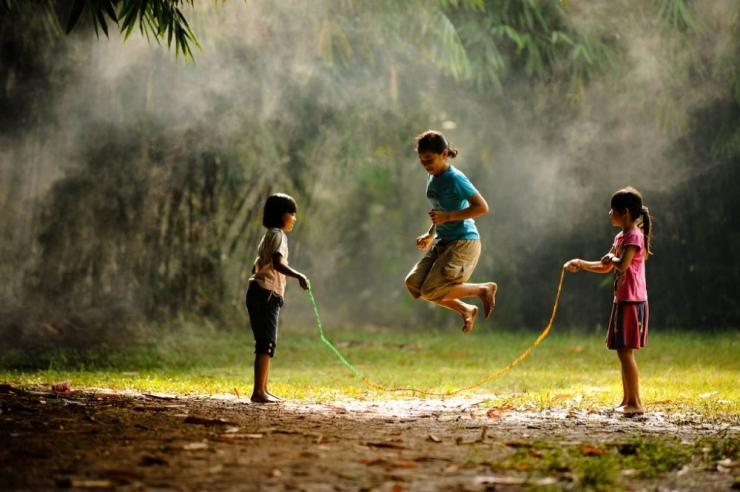 Lompat tali sebagai salah satu permainan tradisional Indonesia| Sumber: www.goodnewsfromindonesia.id
