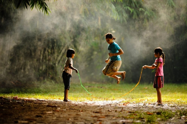 Lompat tali sebagai salah satu permainan tradisional Indonesia| Sumber: www.goodnewsfromindonesia.id