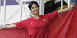 Maria Ozawa menggunakan jersey timnas Indonesia I Bola.net