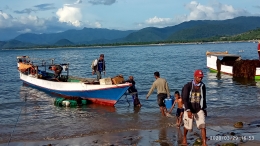 Nelayan di pantai Desa Hu'u Dompu NTB (Foto: Dokumentasi Pribadi)