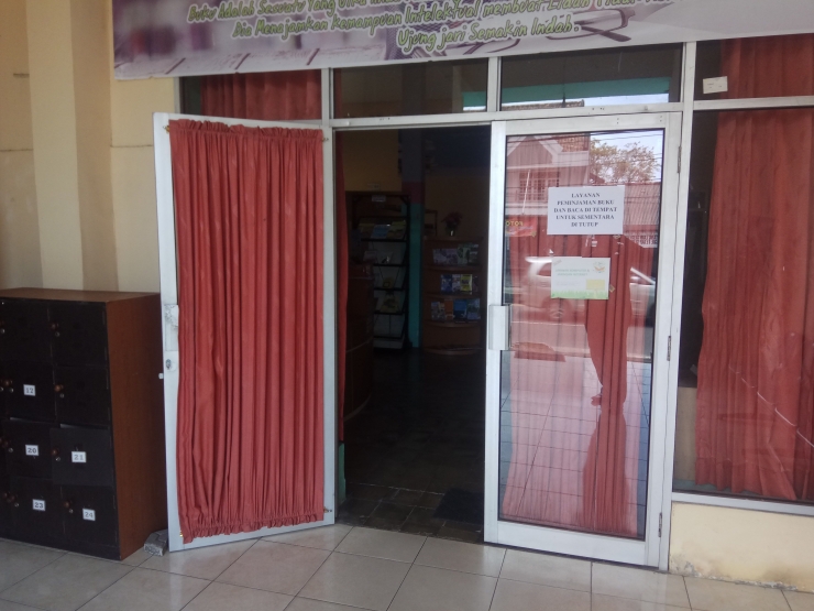 Pintu perpustakaan umum kabupaten Bangka baru dibuka 1 pintu, tanda belum berikan pelayanan (dokpri) 
