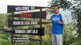Selamat datang di Puncak Tongkonan Lempe Lolai. Papan tulisan ini seolah menyambut kami yang telah menempuh perjalanan jauh demi untuk menjamahnya. Sumber: Dok. Pribadi Andi Setyo Pambudi.