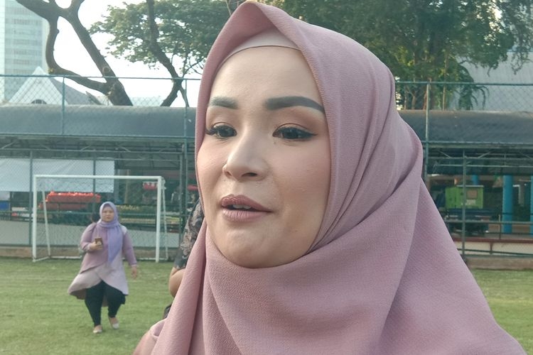 Soraya Larasati menghadiri acara buka puasa bertajuk Berbagi dari Hati bersama Cadbury di GOR Soemantri, Kuningan, Jakarta Selatan, Selasa (21/5/2019).(Kompas.com/Tri Susanto Setiawan)  