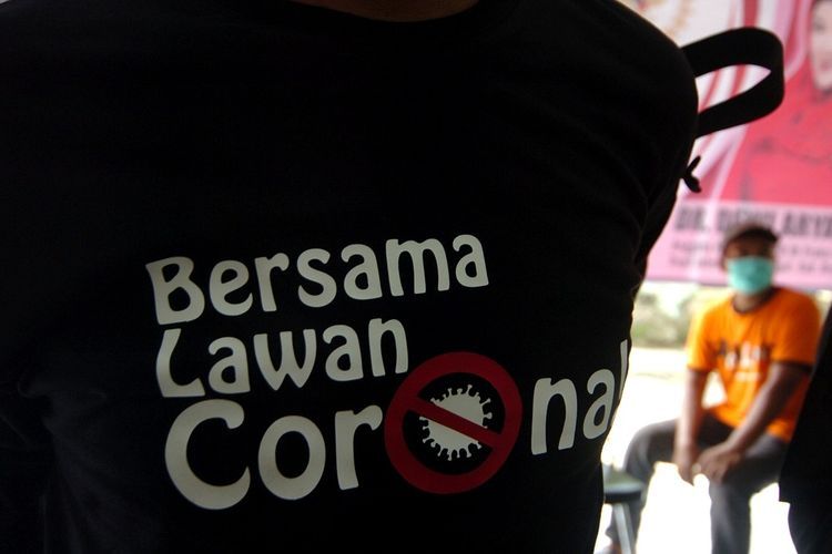 Seorang warga mengenakan masker saat deklarasi Bersama Lawan Corona (COVID-19) di Kecamatan Kramat, Kabupaten Tegal, Jawa Tengah, Rabu (18/3/2020). Deklarasi Bersama Lawan Corona (COVID-19) yang diikuti anggota Komisi IX DPR Fraksi PDI Perjuangan Dewi Aryani, TNI, Polisi dan warga setempat tersebut untuk mengajak seluruh masyarakat hidup bersih dan sehat untuk antisipasi penyebaran COVID-19. (Foto: ANTARA FOTO/Oky Lukmansyah/foc)