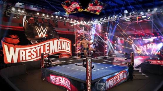 Selebrasi Drew McIntyre setelah mengalahkan Brock Lesnar dalam memperebutkan gelar WWE Heavyweight Champion.