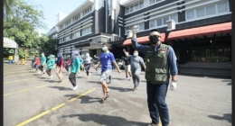 Gubernur Jawa Barat mengikuti senam bersama para tenaga medis di hotel Prama Grand Preanger Hotel Bandung(dok:detiknews.com)