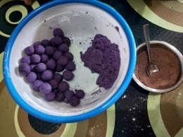 Bulatan ubi jalar ungu diisi dulu dengan susu bubuk cokelat. | dokpri