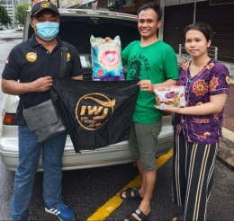 IWJ ketika membagikan sembako di Chowkit, Kuala Lumpur // foto: IWJ