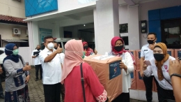 Wali Kota Cirebon Nasrudin Azis mengacungkan jempol saat serah terima bantuan APD dari Komunitas E-84. (foto: dok. Komunitas E-84)