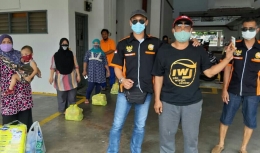 IWJ ketika membagikan paket sembako di Gombak, Kuala Lumpur // foto: IWJ