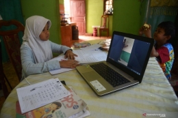 Seorang murid Sekolah Madrasyah Ibtidaiyah Negeri mengerjakan tugas sekolah secara online melalui kiriman video dari gurunya di desa Doy, Kecamatan Ulee Kareng, Banda Aceh, Aceh, Rabu (18/3/2020). ANTARA FOTO/Ampelsa/foc.