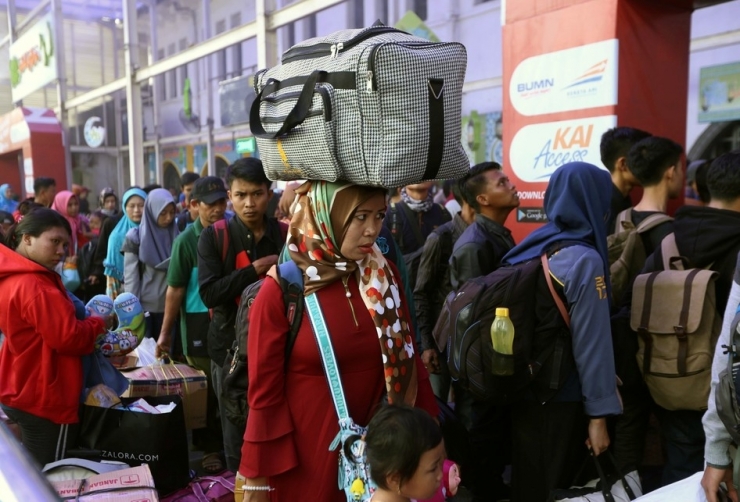 ilustrasi antrean pemudik di Stasiun Senen. (Foto: Kompas.com/ANDREAS LUKAS ALTOBELI)