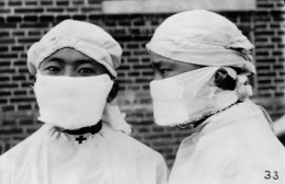 Tenaga medis memakai masker buatan dokter Wu selama wabah penyakit di Manchuria, 1911 (University of Cambridge melalui fastcompany.com)