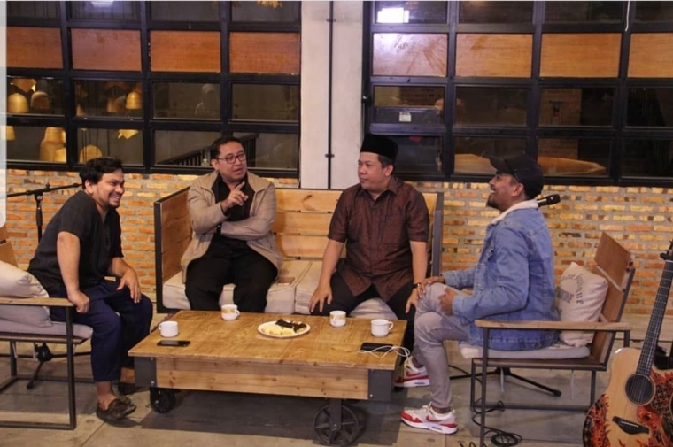 Dari kanan ke kiri, Glenn Fredly, Fahri Hamzah, Fadli Zon, dan dr. Tompi; dalam acara Talk Show 18 Februari 2018 di Narasi TV (twitter.com/ @fadlizon).