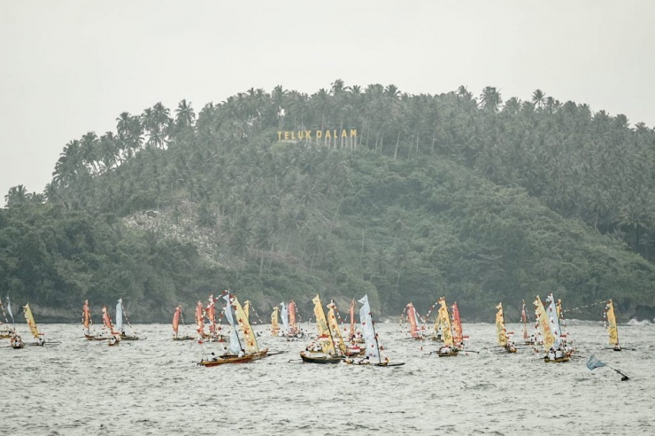 Parade kapal nelayan saat acara puncak Sail Nias 2019, Sabtu (14/9/2019). ANTARA/Septianda