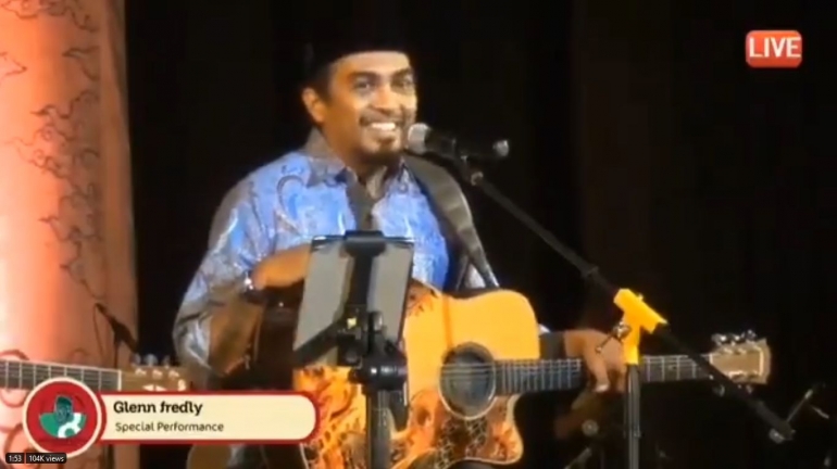 Glenn Fredly ketika mengisi acara Sewindu Haul Gus Dur di Yogyakarta, 2018. Dalam acara tersebut Glenn mengatakan bahwa Gus Dur adalah salah satu inspirator dalam sebuah lagunya (twitter.com/ @GUSDURians).