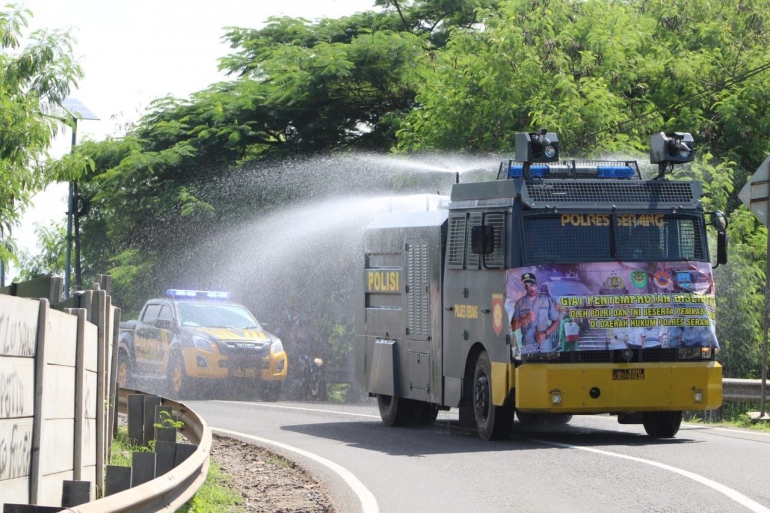 Proses penyemprotan disinfektan oleh Polda Banten (Foto Husna/ Humas Polda Banten/Grup Whatsapp Halo Sahabat Polda Banten)