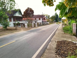 Kondisi jalan di depan rumah saya, di Desa Simpang Empat Tanjung Tanah, pada pukul 07.00. Dokumentasi Pribadi.