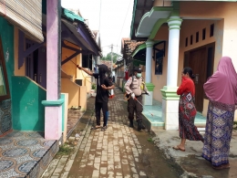 Penyemprotan disinfektan di lingkungan rumah warga (Foto AMRULLAH/Humas Polda Banten/Grup Whatsaap Halo Sahabat Polda Banten)