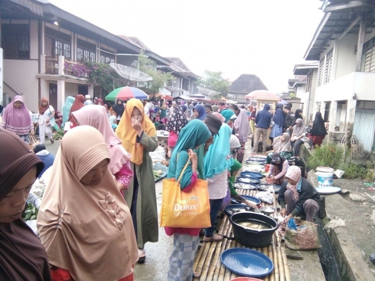 Aktivitas di Pasar Tradisional Tanjung Tanah Danau Kerinci. Dokumentasi pribadi.