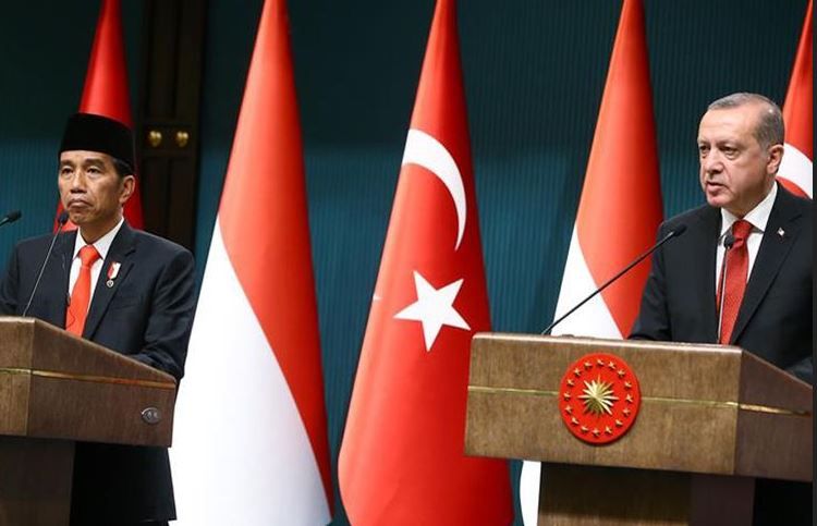 Presiden Turki Recep Tayyip Erdogan (kanan) dan Presiden Indonesia Joko Widodo menggelar jumpa pers besama, usai pembicaraan di Ankara, Turki, Kamis (6/7/2017).Foto : (ANADOLU) - Kompas.com