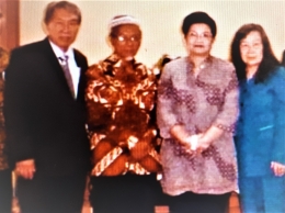 Ket.foto: tjiptadinata effendi-Prof.dr.H.Asdi Guru Besar UGM -Dr.dr.Siti Fadilah Supari - Roselina /dokumentasi pribadi