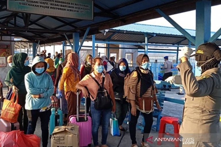 Sejumlah TKI pulang dari Malaysia tiba di Pelabuhan Selatpanjang Kabupaten Kepulauan Meranti, Riau. ANTARA/HO Kesbangpol Meranti/am.