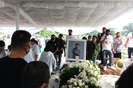 Makam mendiang Glenn Fredly di TPU Tanah Kusir, Jakarta Selatan, Kamis (8/4/2020).(KOMPAS.com/BAHARUDIN AL FARISI)
