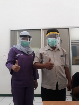 Deskripsi : Face Shields yang dibuat RSKO Jakarta I Sumber Foto : dokpri