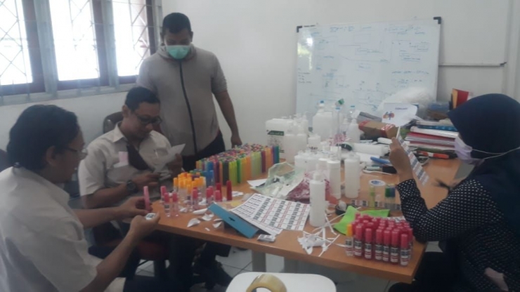 Deskripsi : Pegawai RSKO Jakarta membuat Face Shield, Hand Sanitizer, dan Disinfectan secara Mandiri I Sumber Foto : Akmal Nelli