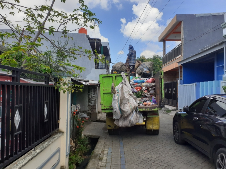 Pahlawan kebersihan di tengah gunungan sampah (dok. Pribadi)