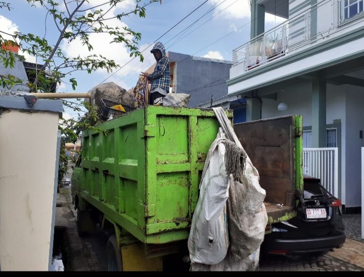 Armada Sampah saat melintas depan rumah di BPS I (dok. Pribadi)