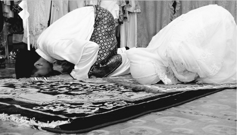 Suami-isteri salat berjamaah di rumah | Gambar diambil dari muslimpouses.tumblr.com
