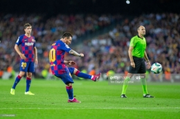 Lionel Messi, saat mengeksekusi tendangan bebas. (Foto: Getty Images)