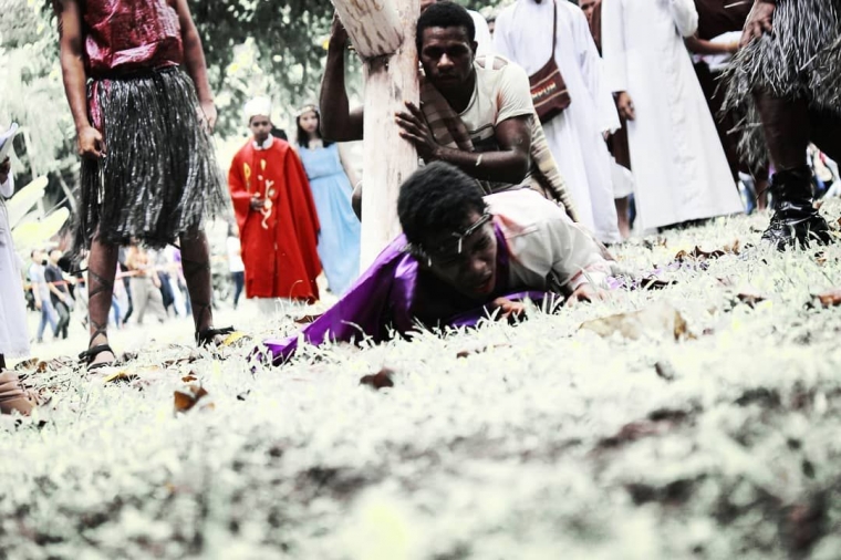 Yesus (Gregorius Fallo) Jatuh di bawah Salib Manusia