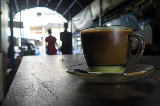 Secangkir kopi Kotamobagu di Warkop Jalan Roda, Manado. (Tempo/Andi Prasetyo)