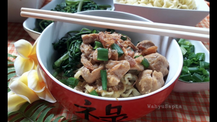 Mie Ayam Kangkung, menu favorit keluarga. (Foto: Wahyu Sapta).