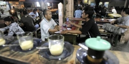 Ilustrasi: berkumpul mengobrol di warung kopi (KOMPAS/PRIYOMBODO)