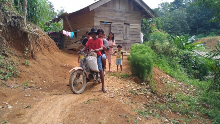 Doni Pangaribuan, pemanen madu hutan dan keluarganya/ Foto: Elvi Zadiana