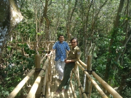 Jembatan bambu yang menerobos Hutan Raya Desa Selat menjadi sensasi tersendiri ketika menjelajahi tempat ini. Sumber: Dok. Pribadi Andi Setyo Pambudi