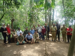Bersama para stakeholders kunci Hutan Raya Desa Selat. Sumber: Dok. Pribadi Andi Setyo Pambudi.