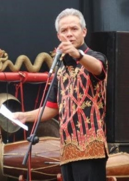 Batik motif Pring Tayub dikenakan oleh Ganjar Pranowo | Dokpri
