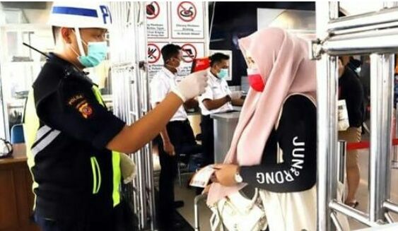 Pemeriksaan suhu di stasiun (dok.detik.com)