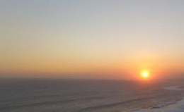 Momen matahari akan tenggelam di Pantai Manalusu.