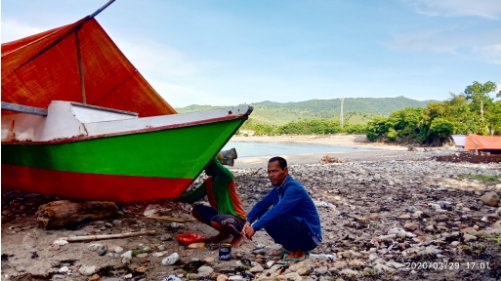 Sedang berbincang dengan Nelayan di pantai Desa Hu'u Dompu NTB. (Foto: Dokumentasi Pribadi)