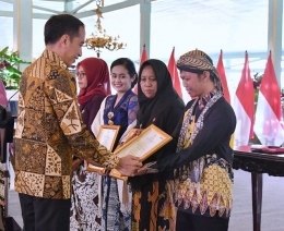 Bu Ana (dua dari kanan) terima penghargaan dari Presiden Joko Widodo | Dokpri