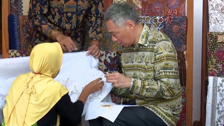PM Singapura mencanting batik | Dokpri