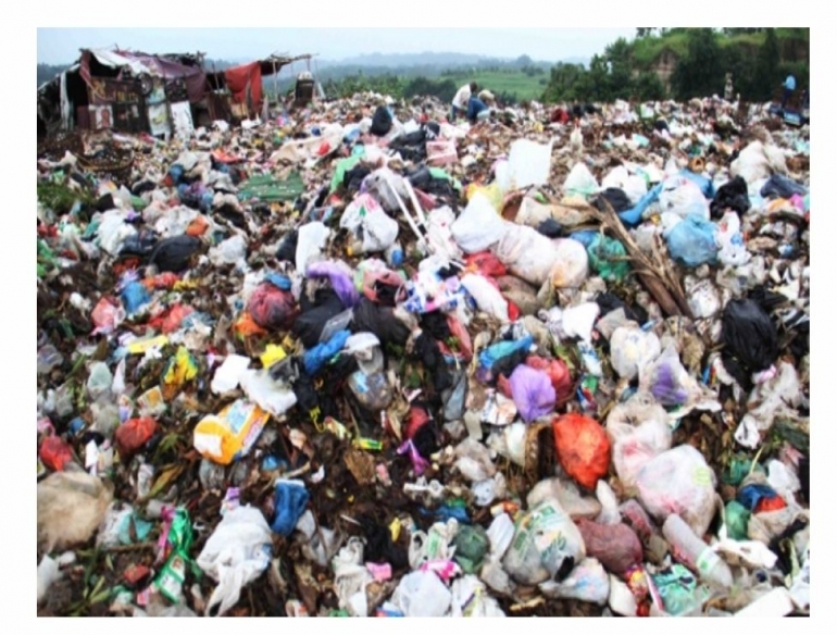 Ilustrasi Sampah Plastik ( Diambil dari Tempo.com : Sampah plastik terhampar di sekitar Tempat Pembuangan Akhir (TPA) Jatibarang, Semarang, 27 Februari 2016. Kebijakan tas plastik berbayar diharapkan bisa mengurangi lautan sampah di tempat pembuangan akhir ini. TEMPO/Budi Purwanto