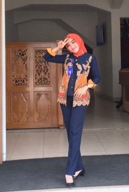 Batik Nimas Barokah dikenakan seorang model | Dokpri