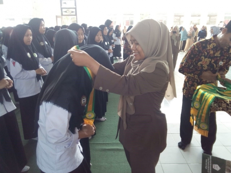 Prosesi Pengalungan Samir--dok.istimewa
